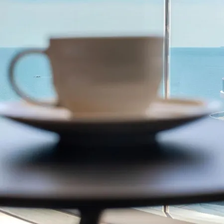 White Titanic Blue Sea View Parking アパート