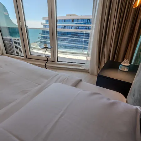 White Titanic Blue Sea View Parking * ナボダリ